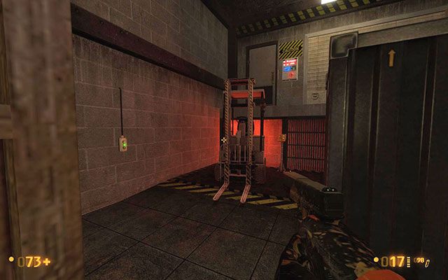 Jeśli zdecydujesz się na drugi wariant, skocz z tunelu wprost na stojącą niżej skrzynię i szybko przedostań się pod platformę, nad którą wisi wieżyczka - Office Complex - W poszukiwaniu wsparcia | Office Complex | Black Mesa - Black Mesa - poradnik do gry