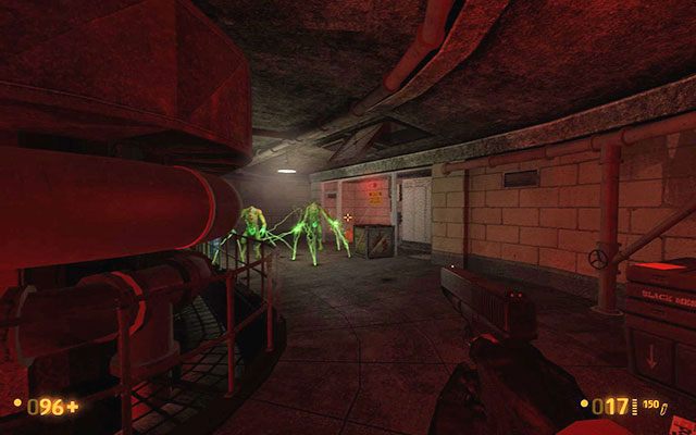 W odległym korytarzu zauważysz Zombie, z którym nie powinieneś mieć problemów - Office Complex - Kompletując drużynę | Office Complex | Black Mesa - Black Mesa - poradnik do gry