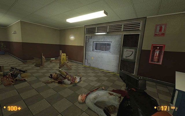 Jedyną możliwą drogą są czerwone drzwi, zabarykadowane przy pomocy stolików - Office Complex - Kompletując drużynę | Office Complex | Black Mesa - Black Mesa - poradnik do gry