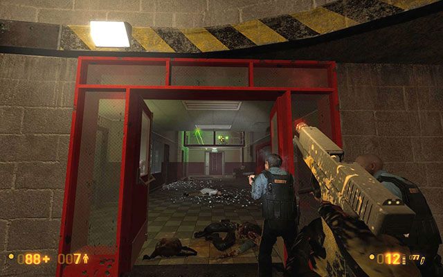 Udaj się do schodów i wyjdź na górę - Office Complex - Kompletując drużynę | Office Complex | Black Mesa - Black Mesa - poradnik do gry