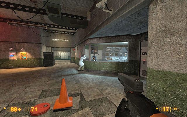 Po wyjściu z windy będziesz świadkiem zabójstwa strażnika, który przebywa w zamkniętym na cztery spusty pomieszczeniu ochrony - Weve Got Hostiles - Laserowy szoł | Weve Got Hostiles | Black Mesa - Black Mesa - poradnik do gry