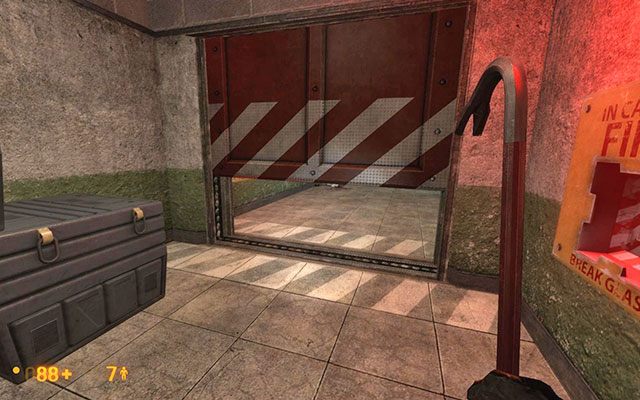 Wrota, w pobliżu których wyleciał w powietrze naukowiec zaczną się zamykać - nie musisz się spieszyć aby przedostać się dalej - Weve Got Hostiles - Laserowy szoł | Weve Got Hostiles | Black Mesa - Black Mesa - poradnik do gry