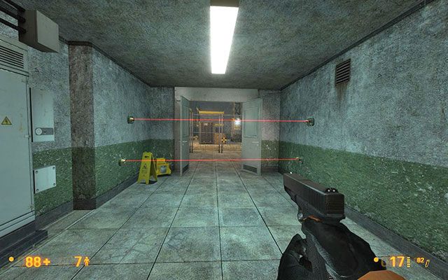 Tuż za pierwszym zakrętem natkniesz się na dwa laserowe czujniki - po przecięciu którejś z wiązek znajdująca się nieopodal wieżyczka strzelnicza automatycznie otworzy ogień - Weve Got Hostiles - Laserowy szoł | Weve Got Hostiles | Black Mesa - Black Mesa - poradnik do gry