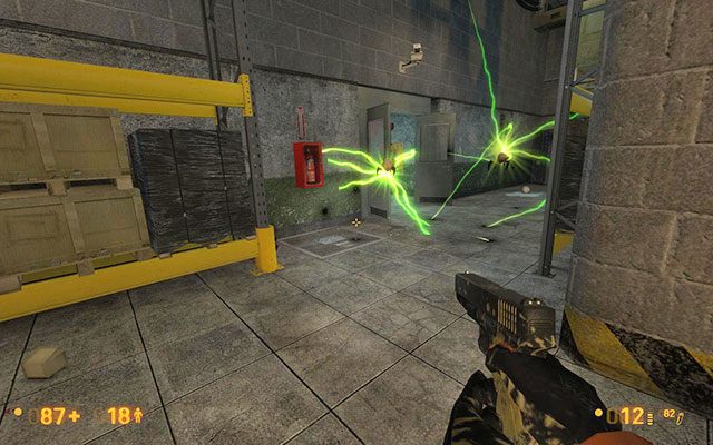 Przeszukaj dokładnie pomieszczenie zabierając wszystko co tylko się da uzupełniając zapasy - Weve Got Hostiles - Laserowy szoł | Weve Got Hostiles | Black Mesa - Black Mesa - poradnik do gry