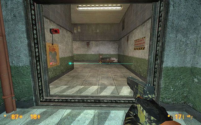 Za drzwiami pożarowymi zobaczysz kolejne czujniki laserowe, tym razem niebieskie - Weve Got Hostiles - Laserowy szoł | Weve Got Hostiles | Black Mesa - Black Mesa - poradnik do gry