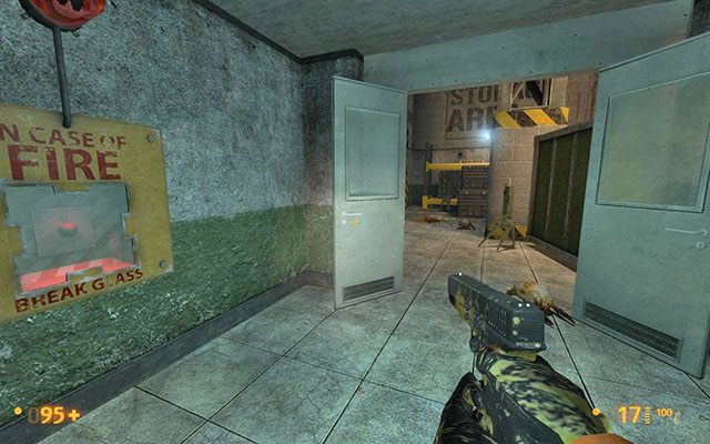 Szybko wciśnij przycisk uaktywniający drzwi pożarowe i przejdź pod zamykającym się włazem - Weve Got Hostiles - Laserowy szoł | Weve Got Hostiles | Black Mesa - Black Mesa - poradnik do gry