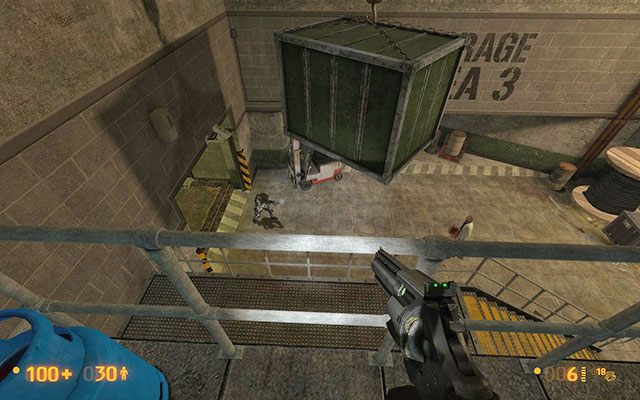 Wyjdź po schodach na górę, dokładnie przeczesując całe pomieszczenie, gdyż znajdziesz tutaj baterię do kombinezonu oraz trochę amunicji - Weve Got Hostiles - Kontakt pierwszego stopnia | Weve Got Hostiles - Black Mesa - poradnik do gry