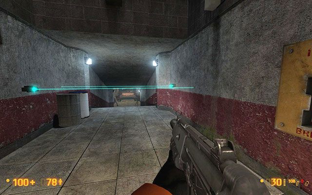 Po krótkiej wędrówce dotrzesz do skrzyżowania i zobaczysz przyczepione do ściany miny - Weve Got Hostiles - Kontakt pierwszego stopnia | Weve Got Hostiles - Black Mesa - poradnik do gry