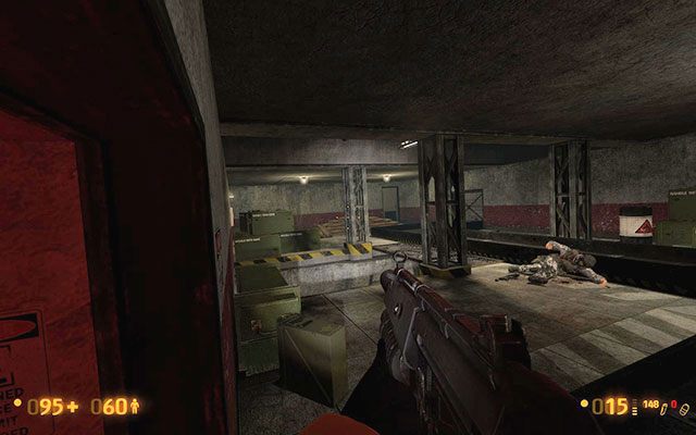 Przejdź po taśmociągu przez tunel i załatw ukrywającego się za workami z piaskiem żołnierza - Weve Got Hostiles - Kontakt pierwszego stopnia | Weve Got Hostiles - Black Mesa - poradnik do gry