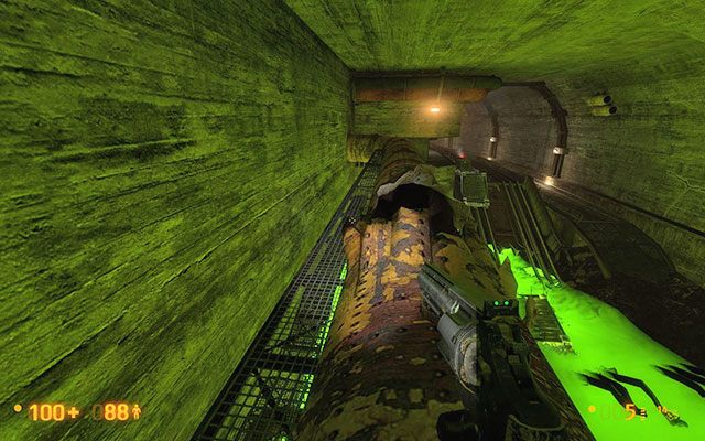 Wskocz na betonową zaporę, a stamtąd na biegnący wzdłuż ściany murek - Blast Pit - Zielono mi | Blast Pit | Black Mesa - Black Mesa - poradnik do gry