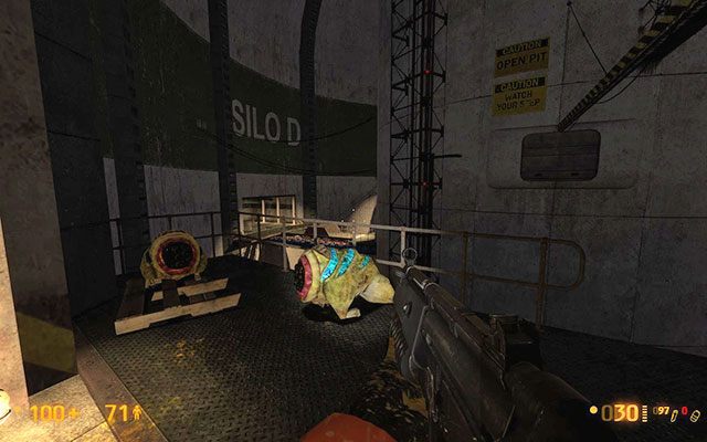 Przedrzyj się przez krótki korytarz, zabij pojawiając się pieski i rozejrzyj się po pomieszczeniu - Blast Pit - Zielono mi | Blast Pit | Black Mesa - Black Mesa - poradnik do gry