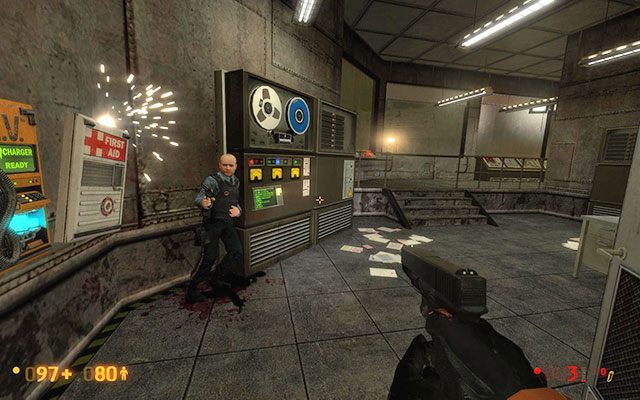 Kawałek dalej w korytarzu po lewej spotkasz kolejnych przeciwników - Power Up - Generując prąd | Power Up | Black Mesa - Black Mesa - poradnik do gry