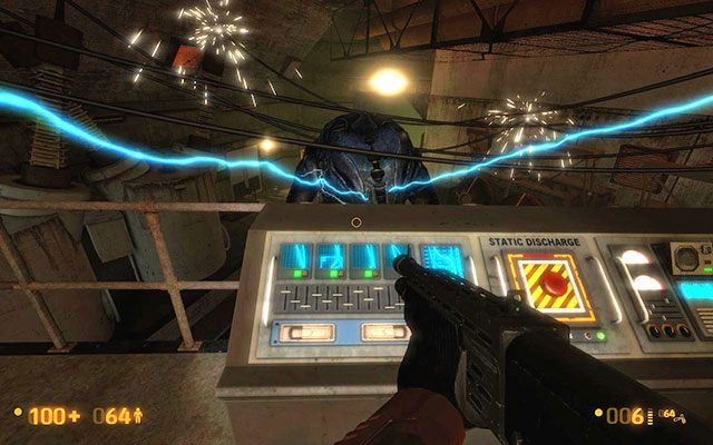 Podłączywszy zasilanie odczekaj, aż potwór przestanie zionąć ogniem i wbiegnij po drabinie na górę - Power Up - Potworny Tesla | Power Up | Black Mesa - Black Mesa - poradnik do gry