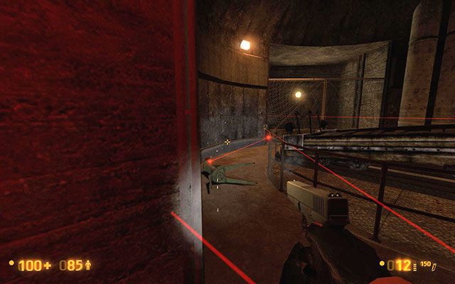 Do walki możesz podejść na dwa sposoby - wjeżdżając windą wraz z drezyną lub udając się tam po drabinie - On a Rail - Po torach | On a Rail | Black Mesa - Black Mesa - poradnik do gry