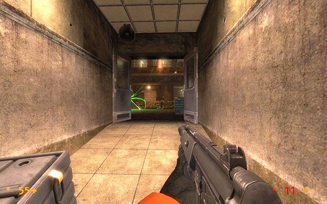 Wyjdź z pomieszczenia i udaj się na lewo, chwilkę później znowu skręć w lewo w korytarz - On a Rail - Po torach | On a Rail | Black Mesa - Black Mesa - poradnik do gry