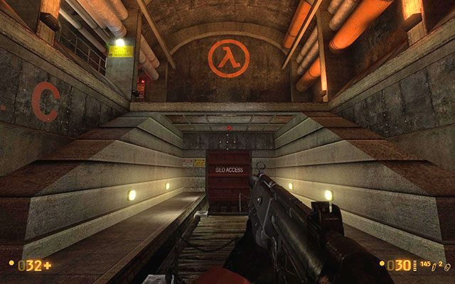 Dalsza droga wiedzie przez czerwony właz, ale zanim się tam skierujesz, wejdź po pochyłym murku na górę - On a Rail - Po torach | On a Rail | Black Mesa - Black Mesa - poradnik do gry