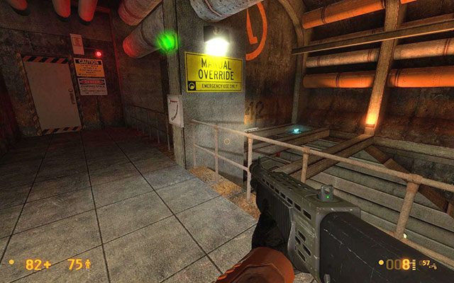 Nim otworzysz czerwony właz przy pomocy dźwigni znajdującej się na jednym ze slupów, warto przeczesać lokację - idąc korytarzem proste i wchodząc do drzwi znajdziesz aparat medyczny i H - On a Rail - Po torach | On a Rail | Black Mesa - Black Mesa - poradnik do gry