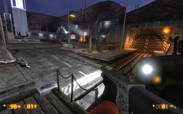 Przejdź przez jedyne otwarte drzwi i udaj się prosto - po dotarciu do kolejnych, czerwonych, znajdziesz się w końcu na powierzchni - On a Rail - 3... 2... 1... Start! | On a Rail | Black Mesa - Black Mesa - poradnik do gry