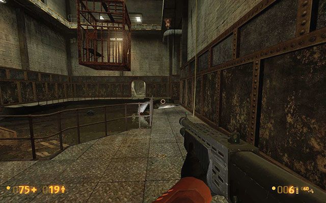 Trafisz do dużego pomieszczenia ze zbiornikiem wodnym, w którym pływa ogromny i bardzo niebezpieczny stwór - Apprehension - Podwodne polowanie | Apprehension | Black Mesa - Black Mesa - poradnik do gry
