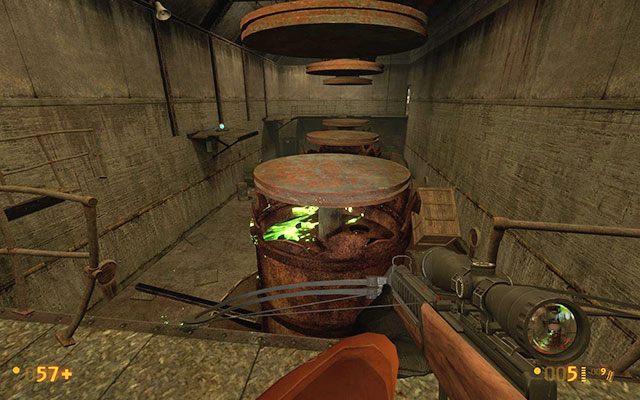 Włącz czerwony przycisk na panelu kontrolnym, a uruchomisz w ten sposób generator - Apprehension - W drodze na powierzchnię | Apprehension | Black Mesa - Black Mesa - poradnik do gry