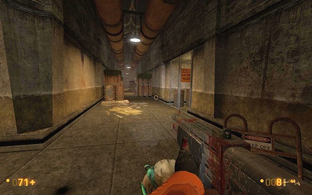 Dalsza droga wiedzie przez zastawiony skrzyniami i beczkami korytarz - Apprehension - W drodze na powierzchnię | Apprehension | Black Mesa - Black Mesa - poradnik do gry