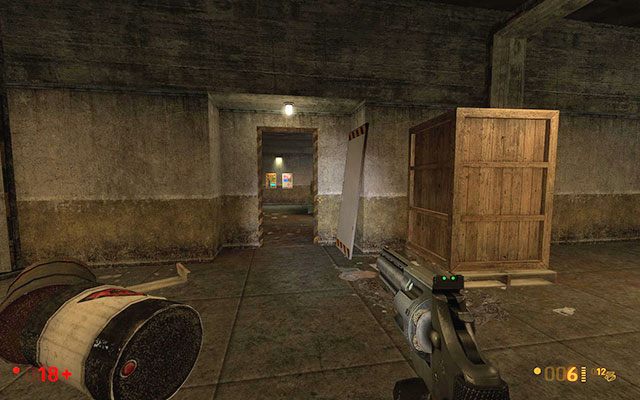 Po wejściu do tunelu skręć w prawo i przejdź przez drzwi w stronę widocznych w oddali aparatu medycznego i H - Apprehension - W drodze na powierzchnię | Apprehension | Black Mesa - Black Mesa - poradnik do gry