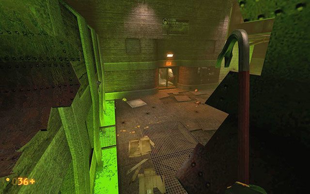 W pomieszczeniu zauważysz walczącego z Headcrabami strażnika - Residue Processing - Radioaktywnie | Residue Processing | Black Mesa - Black Mesa - poradnik do gry