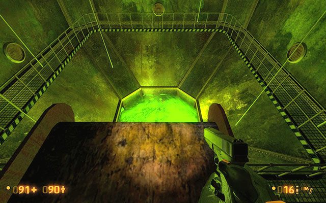 Kawałek dalej dotrzesz do kolejnego taśmociągu, który zaprowadzi Cię wprost do zbiornika z zieloną radioaktywną cieczą - Residue Processing - Po taśmach | Residue Processing | Black Mesa - Black Mesa - poradnik do gry