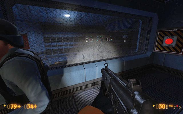 Drugie wejście prowadzi do pomieszczenia kontrolnego, w którym na ścianie znajdziesz czerwony przycisk - Questionable Ethics - Eksperymentując | Questionable Ethics | Black Mesa - Black Mesa - poradnik do gry