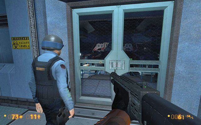 Kiedy wejdziesz do kolejnego korytarza załatw żołnierza po lewej i udaj się w prawo - Questionable Ethics - Eksperymentując | Questionable Ethics | Black Mesa - Black Mesa - poradnik do gry