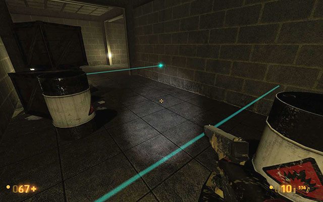 Wysłuchaj przebywającego tam naukowca, po czym przejdź przez drzwi - Surface Tension - Eksplozja totalna | Surface Tension | Black Mesa - Black Mesa - poradnik do gry