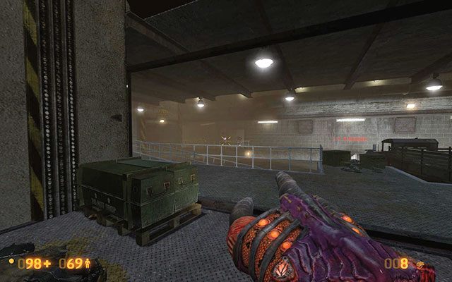 Po dotarciu na dół zauważysz uciekającego strażnika - Surface Tension - Wsparcie artyleryjskie | Surface Tension | Black Mesa - Black Mesa - poradnik do gry