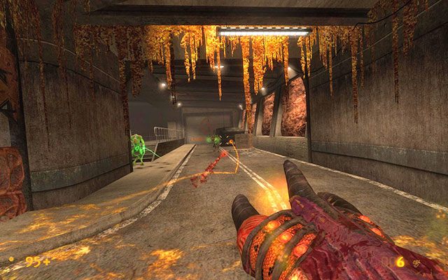 Upewniwszy się, że w okolicy jest już spokojnie, pozbieraj przedmioty ze stojących w hali drewnianych skrzyń i ruszaj naprzód - Forget About Freeman - W kanałach | Forget About Freeman | Black Mesa - Black Mesa - poradnik do gry