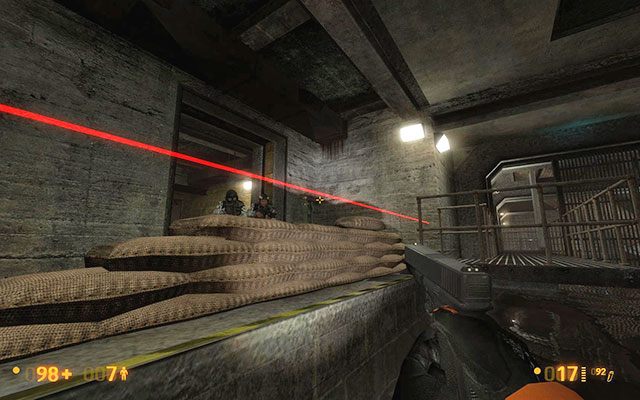 Po wypłynięciu na powierzchnię zobaczysz lasery aktywujące wieżyczkę - Forget About Freeman - W kanałach | Forget About Freeman | Black Mesa - Black Mesa - poradnik do gry