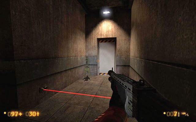 Po zniszczeniu maszyny skieruj się do otwartego hangaru, a następnie przez jedyne dostępne wejście do niewielkiego pomieszczenia - Forget About Freeman - Walka z gąsienicami | Forget About Freeman | Black Mesa - Black Mesa - poradnik do gry