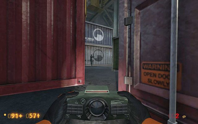 Po chwili dotrzesz do sporej wielkości magazynu wypełnionego kontenerami - Lambda Core - W drodze po miotacz | Lambda Core | Black Mesa - Black Mesa - poradnik do gry