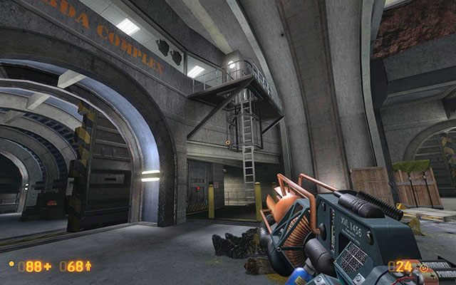 Po całkowitym oczyszczeniu lokacji, naukowiec z pomieszczeniu wyżej opuści Ci drabinę - Lambda Core - W drodze po miotacz | Lambda Core | Black Mesa - Black Mesa - poradnik do gry