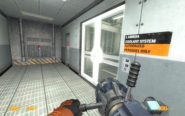 Po zakończeniu testów opuść pomieszczenie i pobiegnij na koniec korytarza - Lambda Core - W drodze po miotacz | Lambda Core | Black Mesa - Black Mesa - poradnik do gry