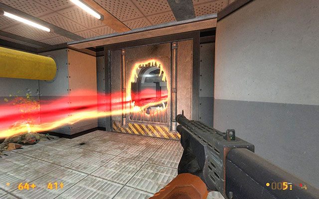 Kiedy znajdziesz się na samej górze będziesz musiał przeskoczyć przez dziurę w drzwiach, która powstała na wskutek uderzenia wiązki lasera - Lambda Core - Ochłodzenia czas | Lambda Core | Black Mesa - Black Mesa - poradnik do gry