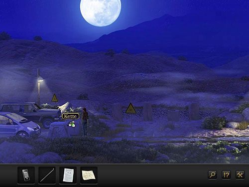 Biegnij na parking i zwróć uwagę na luźny łańcuch symbolicznie odgradzający go od terenu wykopalisk, przyczepiony pomiędzy dwoma cokołami (na prawo od samochodów) - Dostań się pod ziemię | Rozdział 2 - Göbekli Tepe, Turcja | Secret Files 3 - Secret Files 3: The Archimedes Code - poradnik do gry