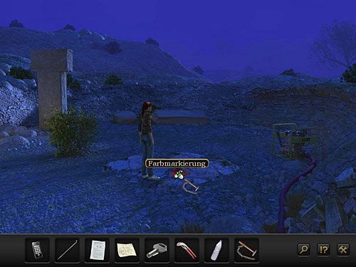 W ekwipunku przyczep łańcuch do młotka i tak zabezpieczony opuść pod ziemię przez szczelinę w zaznaczeniu - Przedostań się do Emre | Rozdział 2 - Göbekli Tepe, Turcja | Secret Files 3 - Secret Files 3: The Archimedes Code - poradnik do gry