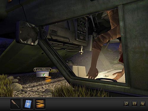 Calówką przyciągnij do siebie pudełko na lunch, które wypadło przez rozbitą szybę i leży na ziemi (pod maską samochodu) - Wydostań się z wraku | Rozdział 2 - Göbekli Tepe, Turcja | Secret Files 3 - Secret Files 3: The Archimedes Code - poradnik do gry