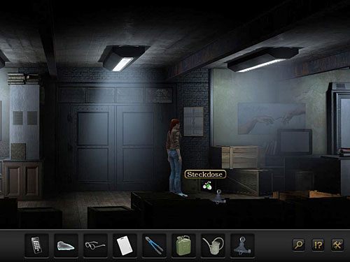 Przejdź w prawo i zainstaluj ją w kontakcie przy komputerze (w dole ściany na prawo od drzwi do właściwego archiwum) - Rozwiąż problem oświetlenia w archiwum | Rozdział 4 - San Francisco, USA - Secret Files 3: The Archimedes Code - poradnik do gry