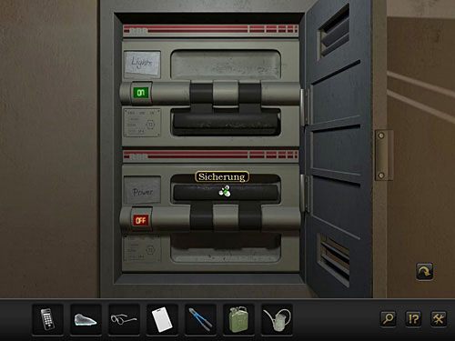 Opuść pomieszczenie i w skrzynce z bezpiecznikami zaktywuj teraz ten, który odpowiada za moc (dolny) - Rozwiąż problem oświetlenia w archiwum | Rozdział 4 - San Francisco, USA - Secret Files 3: The Archimedes Code - poradnik do gry