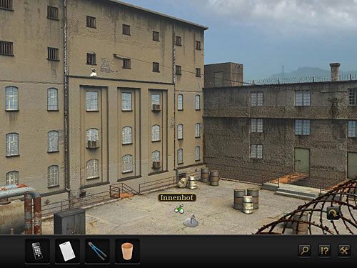 Następnie kliknij ów przyczepiony do krat worek, a jego wizerunkiem kliknij z kolei na wewnętrznym dziedzińcu, sugerując zepchniecie worka z okna - Przedostań się do sąsiedniego budynku | Rozdział 5 - Alcatraz, USA - Secret Files 3: The Archimedes Code - poradnik do gry