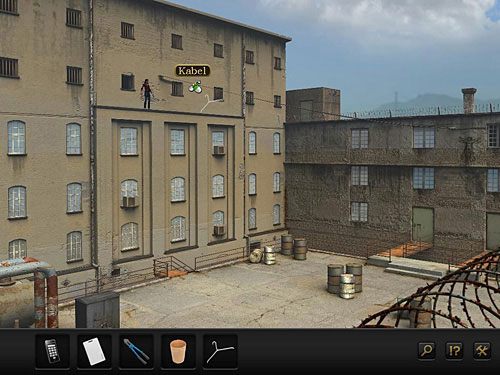 W celi wyjdź przez okno i stojąc na gzymsie, zahacz wieszak o kabel łączący oba budynki - Przedostań się do sąsiedniego budynku | Rozdział 5 - Alcatraz, USA - Secret Files 3: The Archimedes Code - poradnik do gry