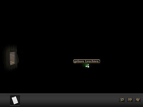 W mroku w centrum kontenera daje się dostrzec coś świecącego na zielono - Wydostań się z kontenera | Rozdział 6 - Lotniskowiec, Hiszpania | Secret Files 3 - Secret Files 3: The Archimedes Code - poradnik do gry