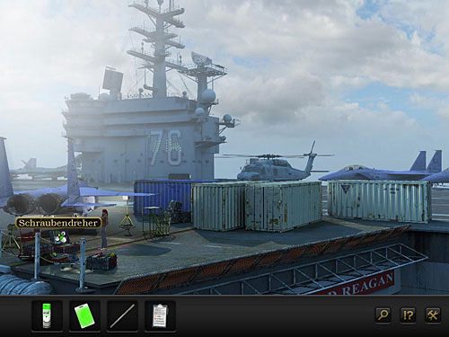 Tam przejdź w lewo i z otwartej metalowej skrzynki na narzędzia weź śrubokręt - Dostań się do kontenera z białym oznaczeniem | Rozdział 6 - Lotniskowiec, Hiszpania - Secret Files 3: The Archimedes Code - poradnik do gry