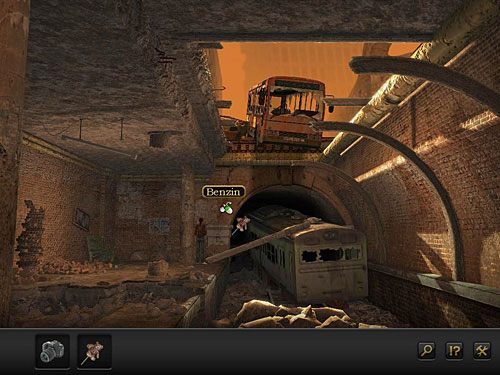 Ponownie zejdź w podziemia metra i nadziawszy pluszaka na pręt, zamocz go w benzynie, wyciekającej z baku autobusu i spływającej z lewej strony ściany tunelu - Wydostań się na powierzchnię | Rozdział 7 - CERN, Szwajcaria | Secret Files 3 - Secret Files 3: The Archimedes Code - poradnik do gry