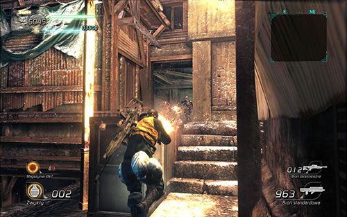Po prawej powinieneś znaleźć wejście do wspomnianej chatki - kiedy Twoi kompani będą ostrzeliwali przeciwników od przodu, Ty wykorzystaj sytuację i zakradnij się do nich bokiem - Rozdział 1 - Sektor 2 | Epizod 2 | Lost Planet 2 - Lost Planet 2 - poradnik do gry